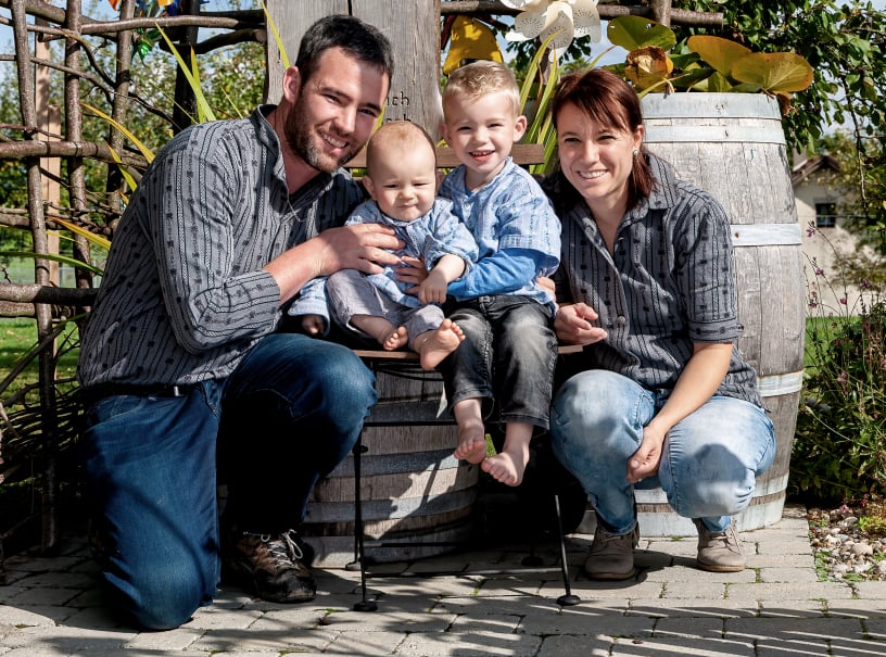 fotohaefeli familienshooting fotoshooting mit einer familie im garten, 2 erwachsene und 2 kinder