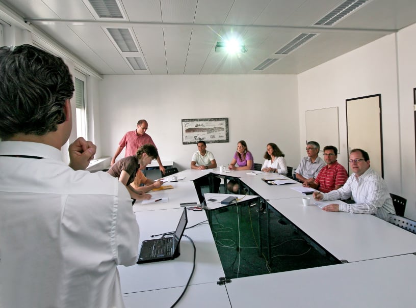fotohaefeli schulung kurs im Schulungscenter mit verschiedenen menschen kameras und computern