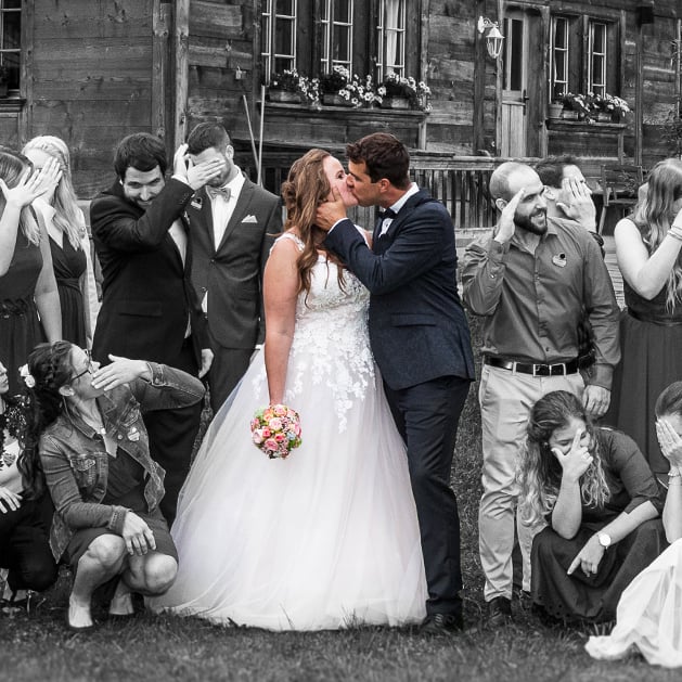 hochzeitsfotograf jörg haefeli (häfeli) bei einer hochzeitsreportage mit hochzeitsgesellschaft und brautpaar