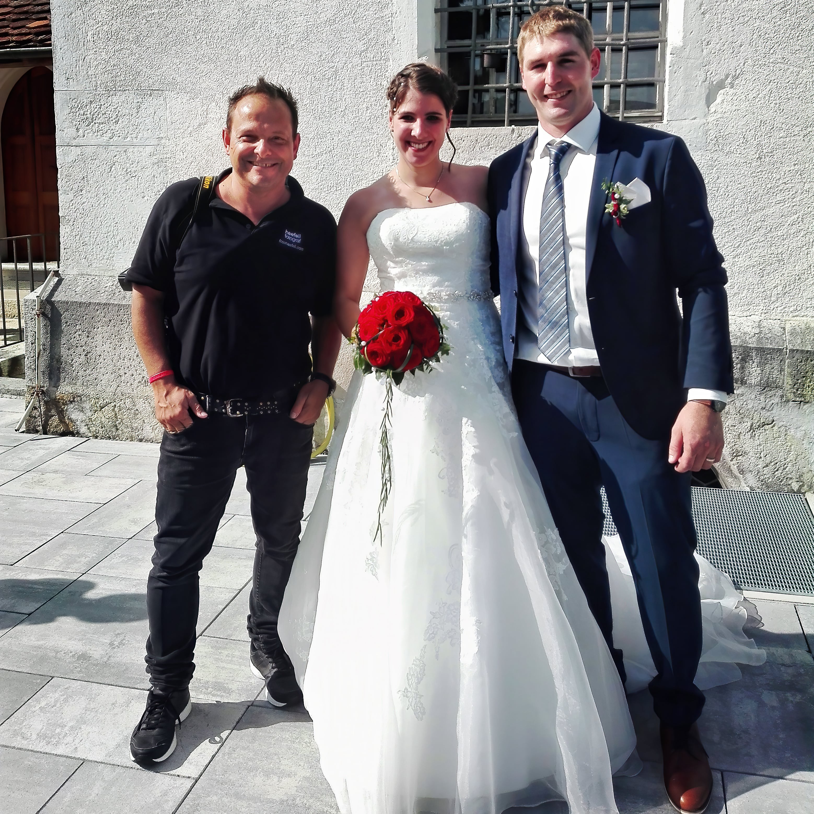 Hochzeitspaar vor der Kirche mit Jörg Haefeli Hochzeitsfotograf für Hochzeitsreportagen