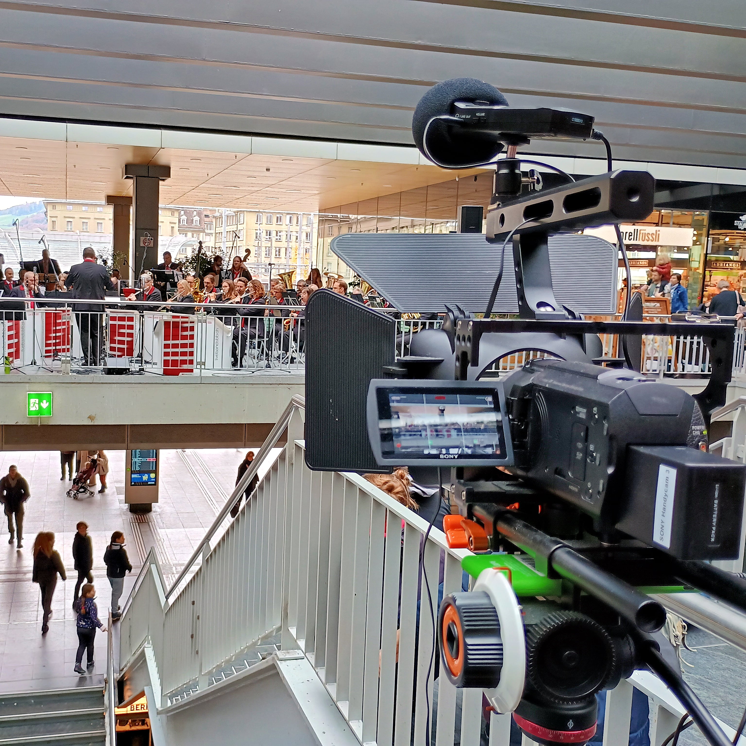 fotohaefeli Videokamera mit 4k auflösung am hauptbahnhof SBB in Bern für die Live Band SBB mit digitalton aufzeichnung und Video für Youtube