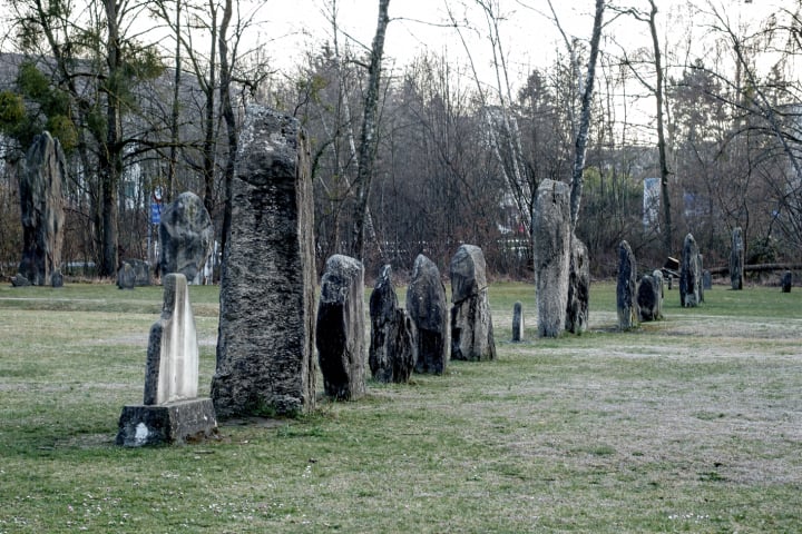menhir, blanche merz, fotohaefeli, orte der kraft, bovis, leyline, hartmanngitter, currynetz