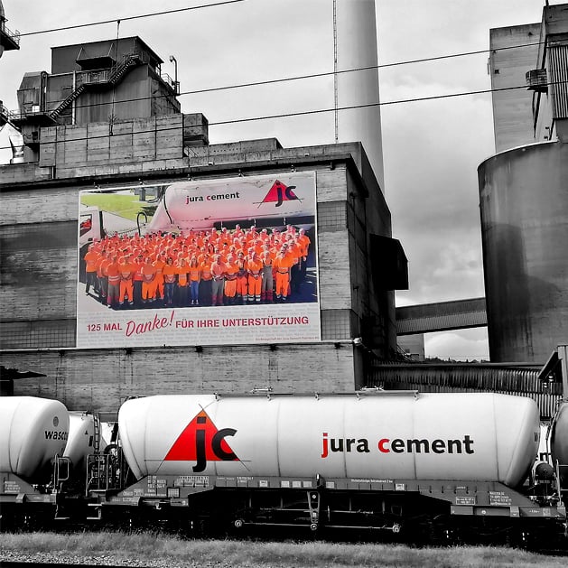 Grossformatprint an der Fassade eines Industriebetriebs in Wildegg. Fotohaefeli@juracement, mitarbeitershooting