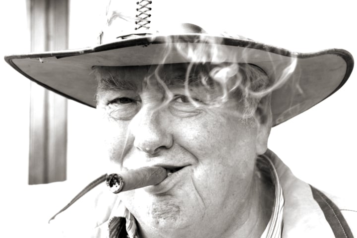 portrait, portraitfotografie, mann, cigarre, fotohaefeli, hat, hut, schwarzweissfotografie, black and white